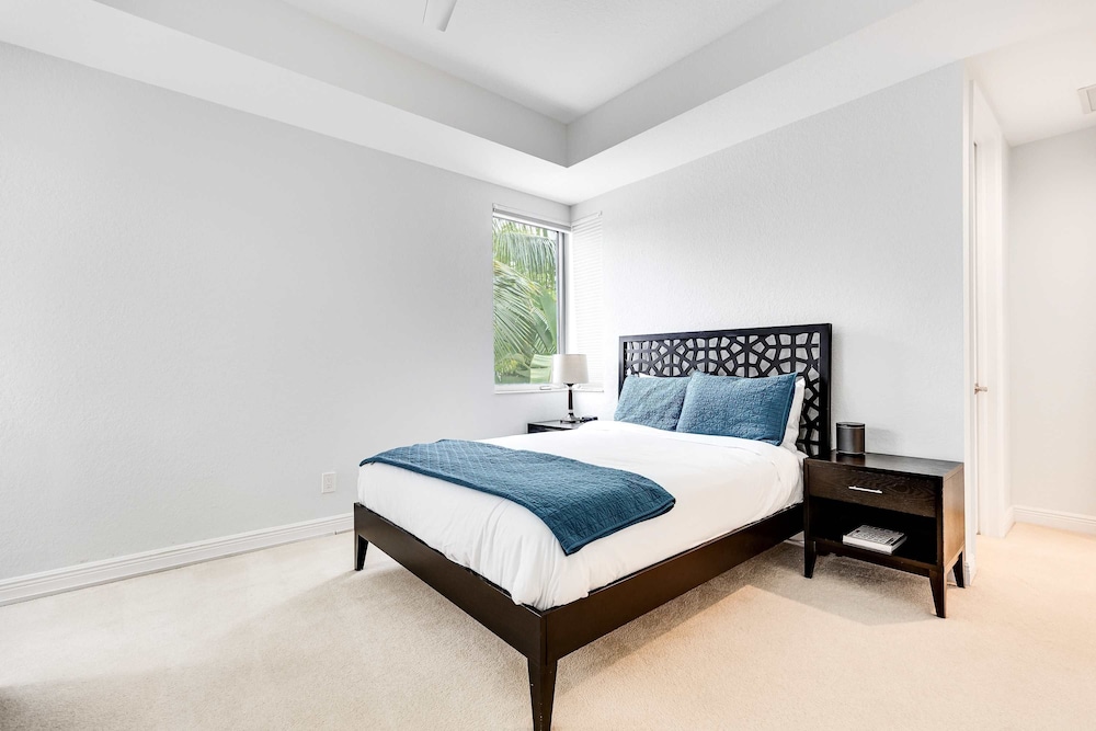 NEW 3-story Townhome With Pool Room Expansive Balcony Seconds Away From Las Olas
