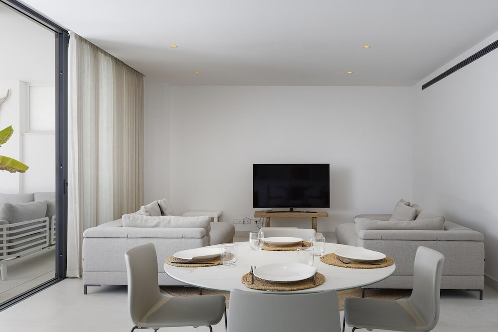 Exclusive Apartment With Garden in Higueron