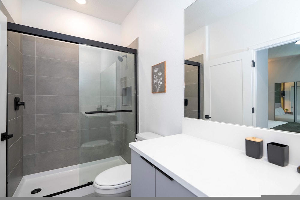 Spacious Getaway With Modern Themed Rooms