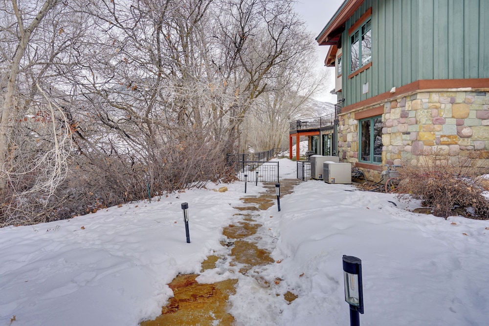 15 Mi to Slc: Riverwalk Suite w/ Mtn Views