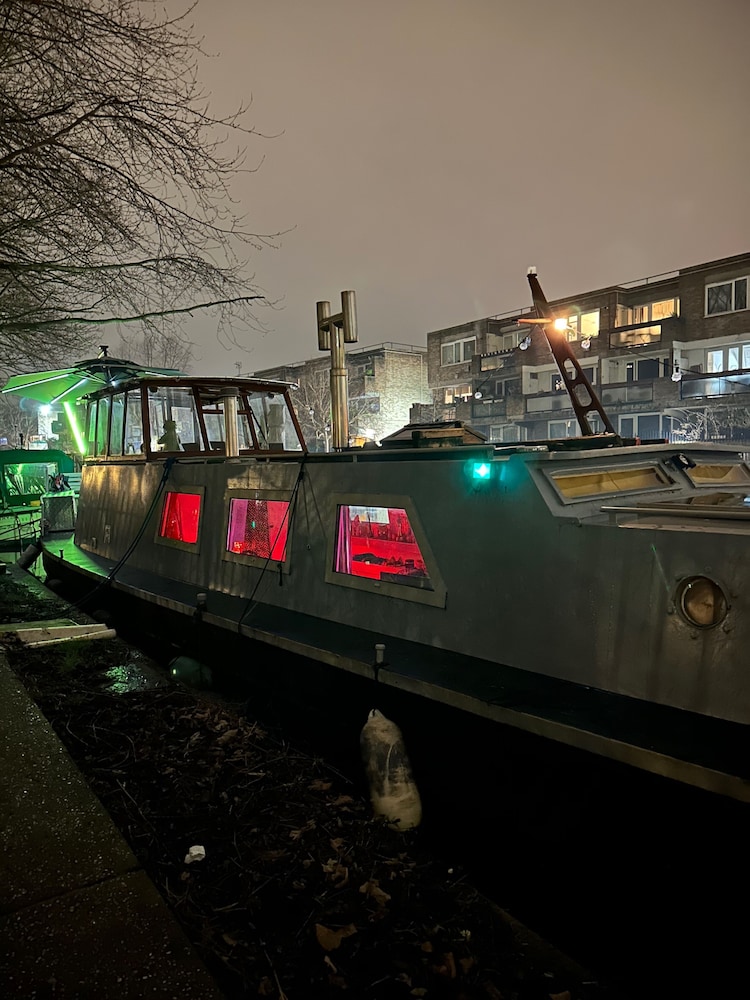 London Dutch Barge - Sleeps 3 & Cosy Fireplace