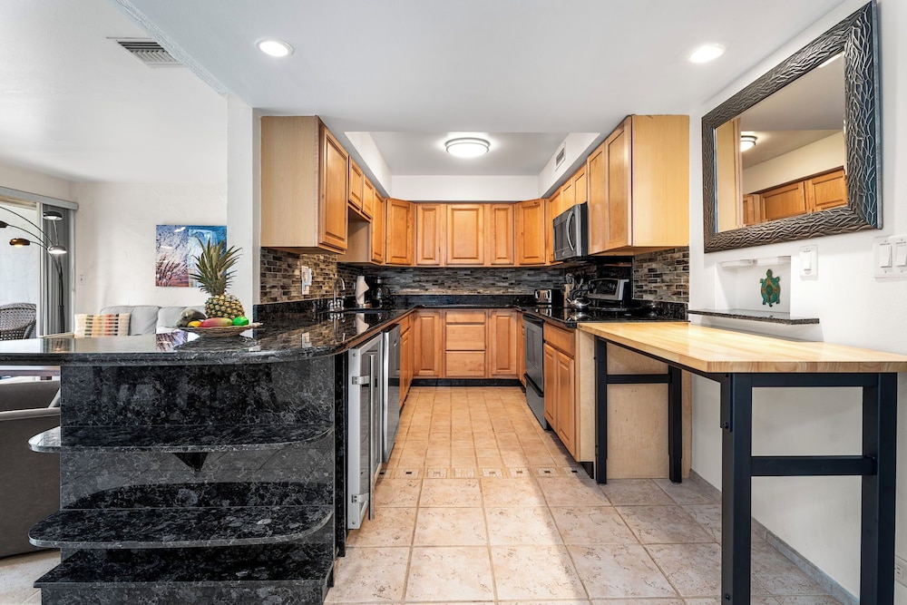 Oceanfront Complex - Updated Ground-floor Condo w/ AC & 2 Pools - Vrkcv
