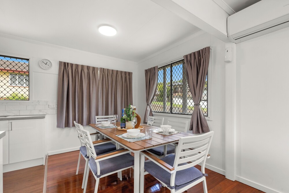 Kozyguru | Carindale | 3 Bedroom Cosy House