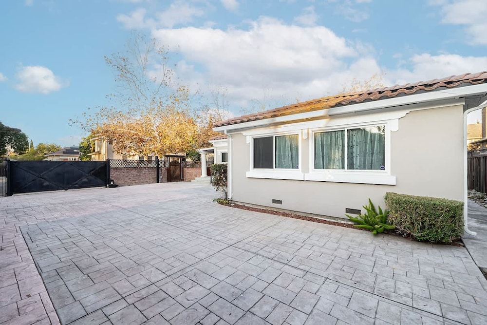 Stunning House wt 6Br 5bth SJ