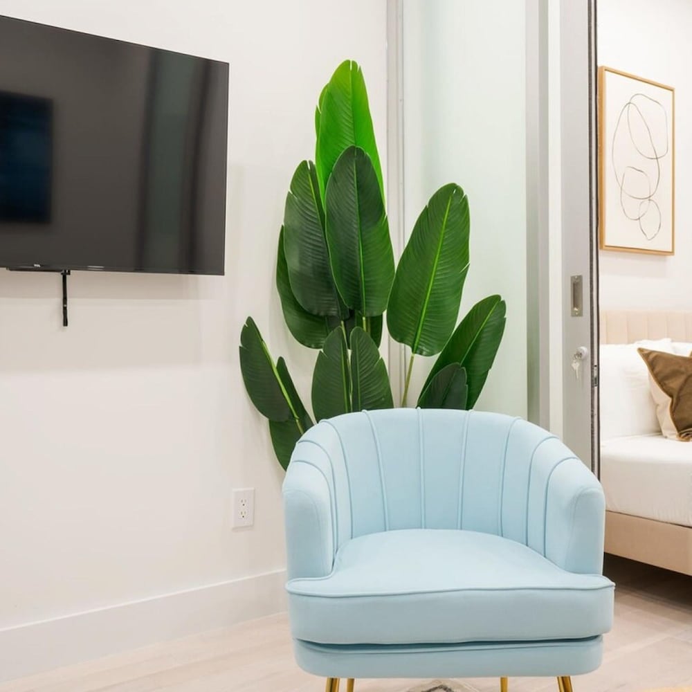 317-2a Sleek Modern 1Br UES W D
