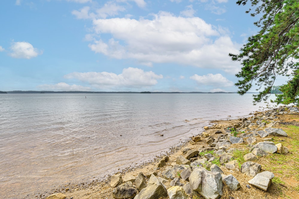 Walk to Beach: Lake Hartwell Cabin w/ Large Yard!