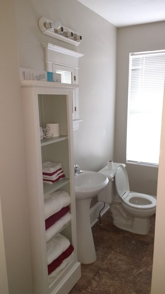 Moncton Suites - 267 Universite Ave