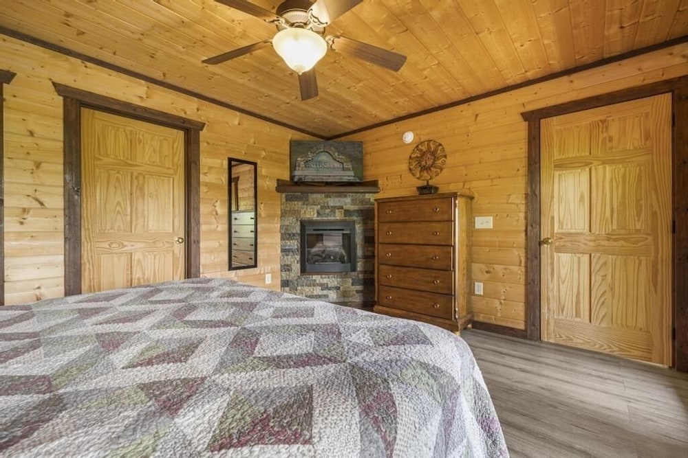 Place of the Blue Smoke - 5 Bedrooms, 5 Baths, Sleeps 16 Home by RedAwning