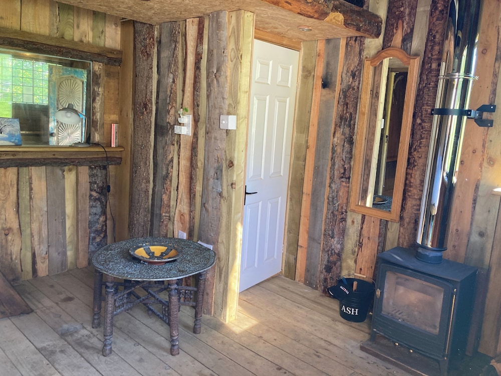 Treehouse Cabin Wilderness Escape