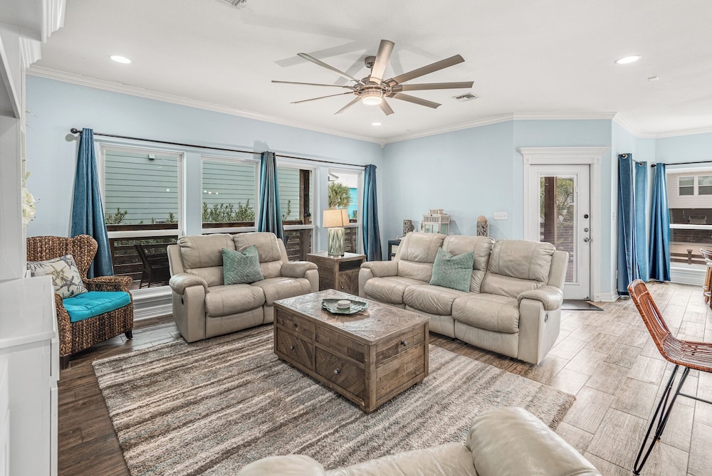 Sunrise Paradise - Pet Friendly! Community Pool!