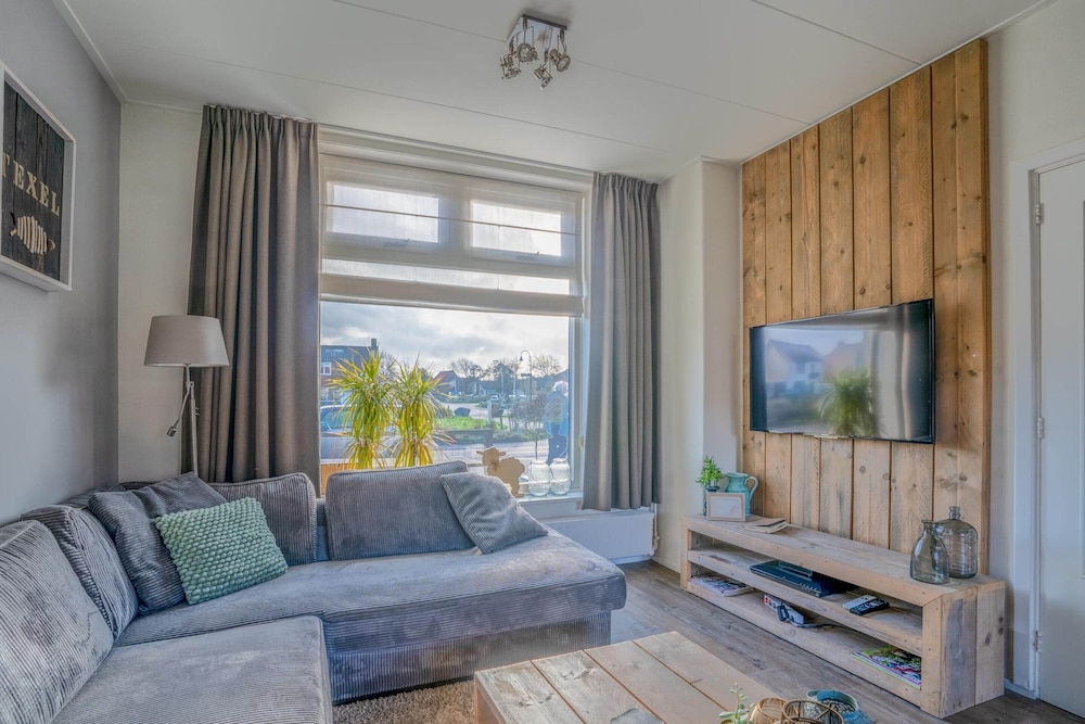 Modernly Furnished Holiday Home for 5 People in De Koog