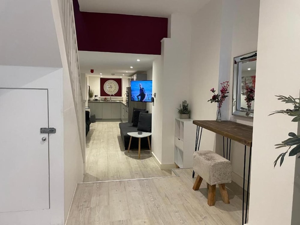 Spacious1br-6guests-walktoshops-fastwifi
