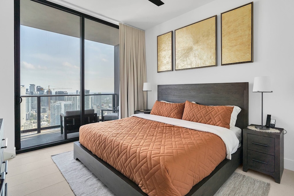 Penthouse 1BR Breathtaking City & Water Views