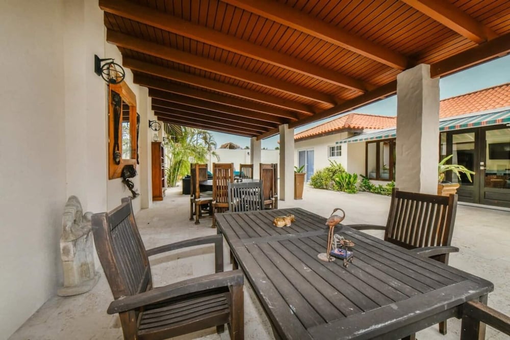 Blue Makini Villa in Noord