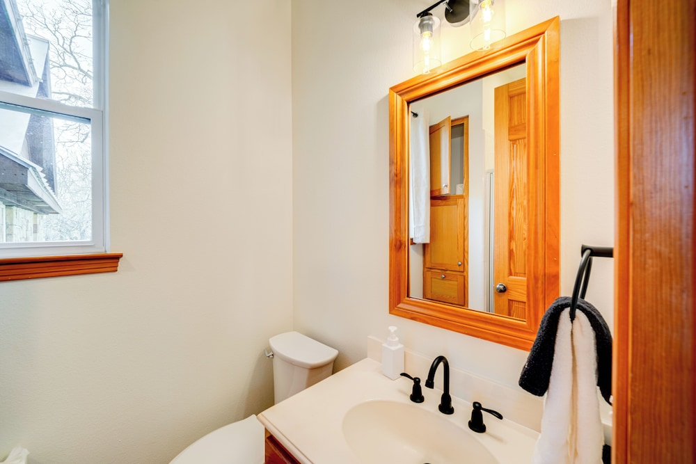 6 Mi to Lewisville Lake: Spacious Ranch Home