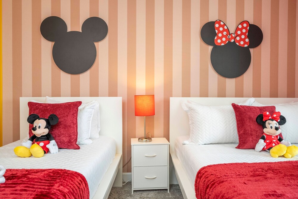 Beautiful 4 BR Close to Disney