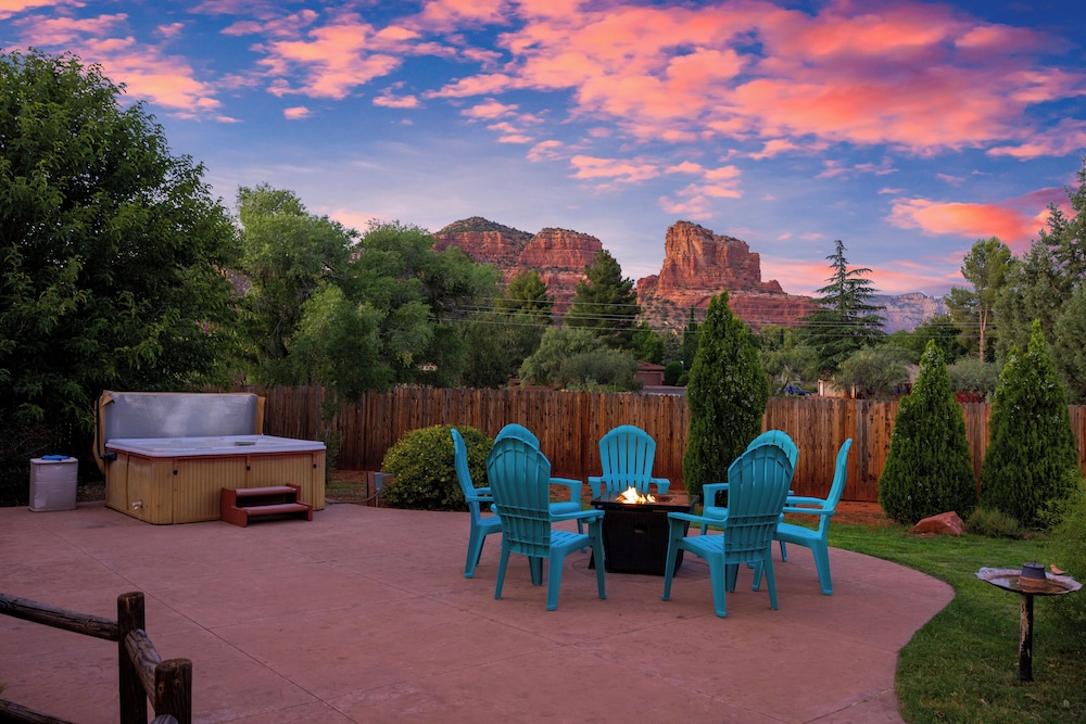 Castle Rock Views: Sedona Retreat w/ Hot Tub!