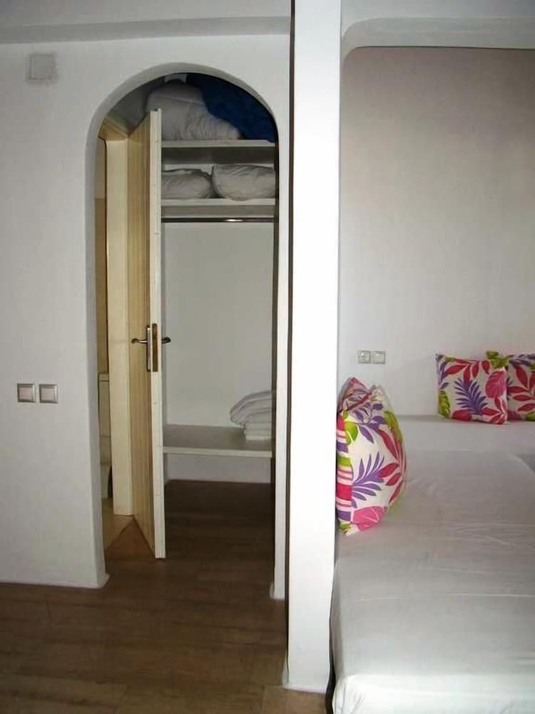 Manos Rooms