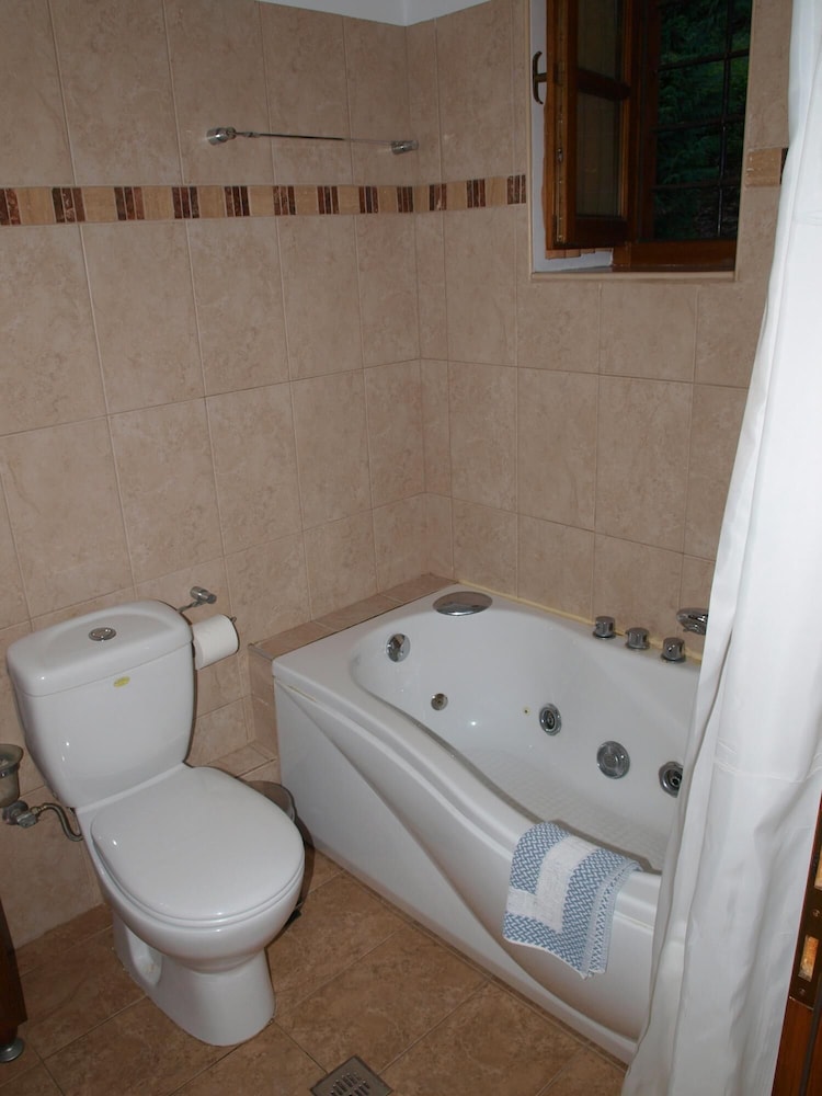Heliodora Deluxe Triple Room 6 view 4