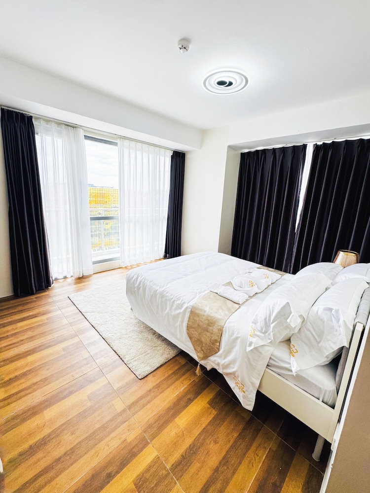 Luxury Penthouse & High-Floor Hotel near City of Dreams, Airport, Okada, and Solaire Casino