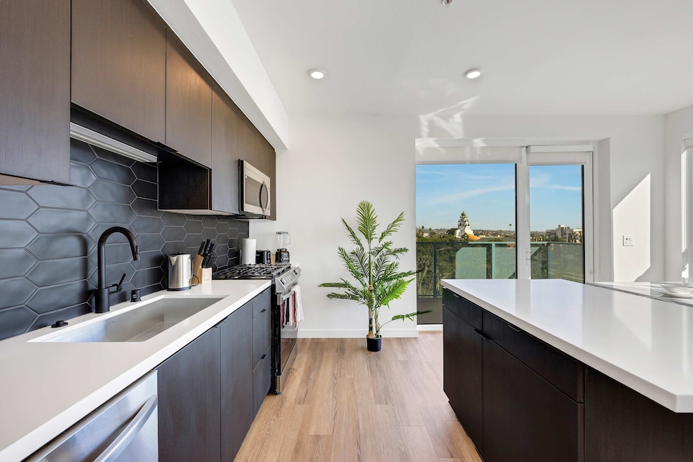 Luxury 2BR Hollywood Pool View by Oneluxstay