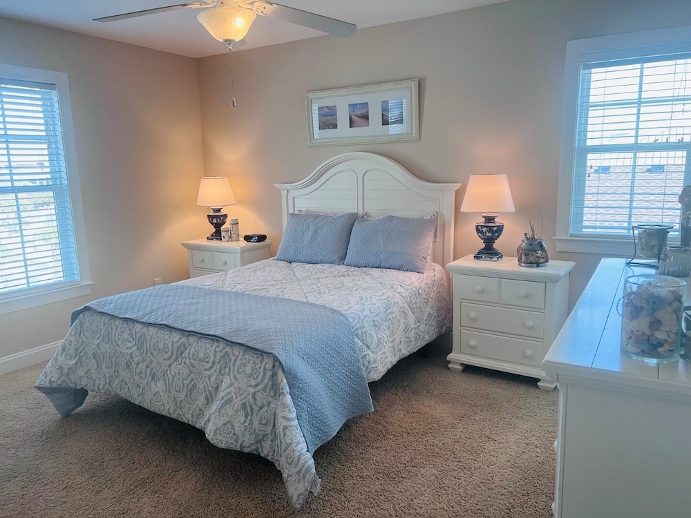 1 Ez Access 4 Bedroom Home by RedAwning