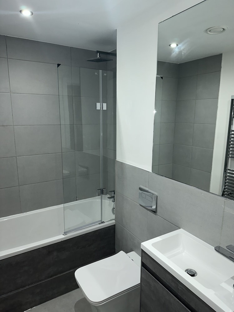 Immaculate 2-bed Apartment in Birmingham view 5