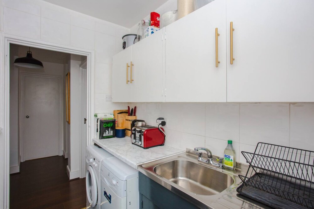 Fantastic Central Apartment With Balcony in Fitzrovia