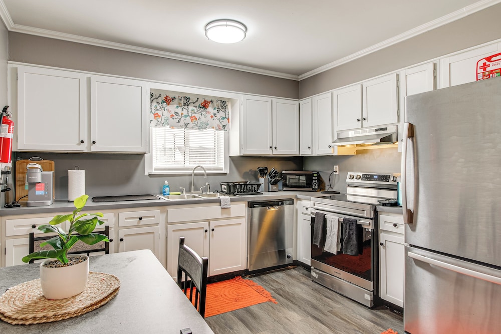 2 Mi to SC State & Claflin: Townhome w/ Patio!