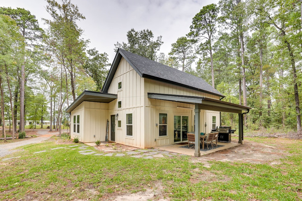 Lakefront Texas Abode w/ Kayaks, Fire Pit  Patio! - Property Image 2