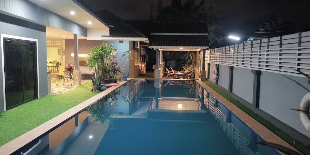 Stardome Pool House of Absolute Privacy