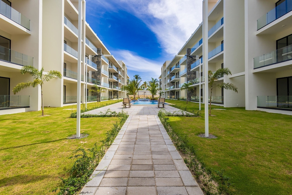 2BR Oasis in Eden Tropical - BBQ Pool Near Beach