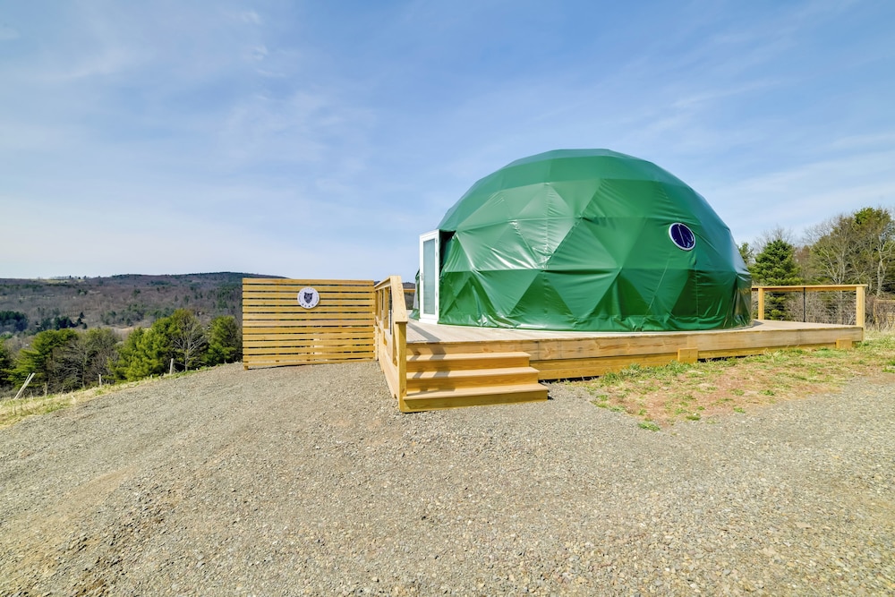 The Bear Dome w/ Barrel Hot Tub in Franklin!