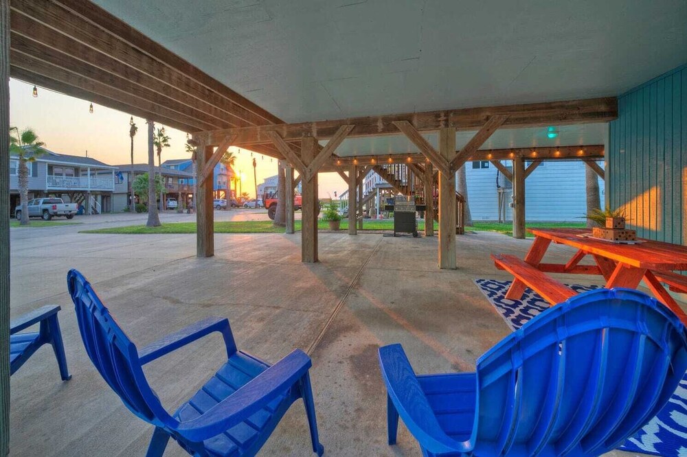 Sleeps 22 2 Homes w/ Private Pool, Game Room, Nature Views 7 BDR Avantstay