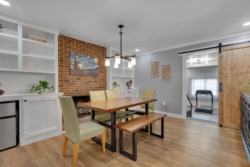 Relaxing Retreat Near North Hills & Downtown 3 Bedroom Home