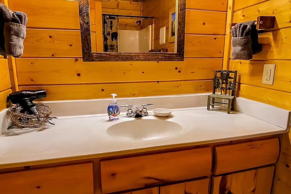 Cozy Cabin w Game Room hot tub Creek