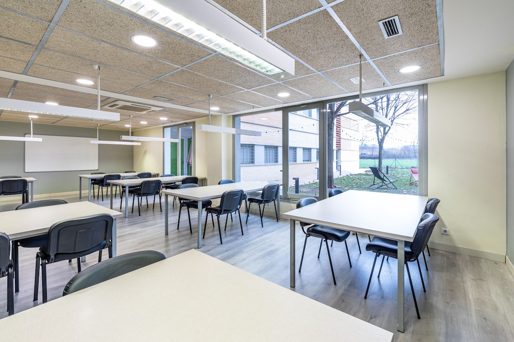 Albergue Residencia Universitaria Resa Los Abedules - Campus Accomodation