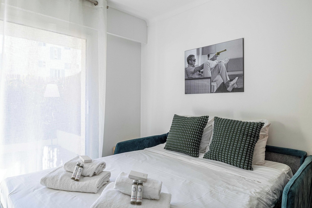 Charming Apartment With Large Terrace view 4
