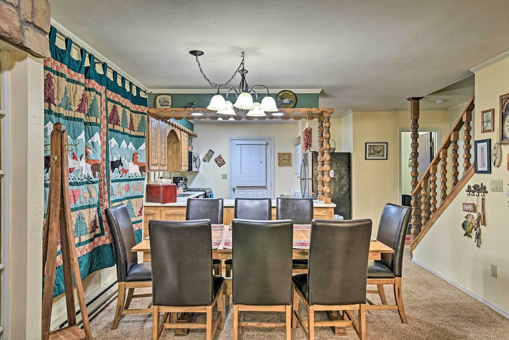 Red River Townhome With Balcony & Mtn Views! view 4