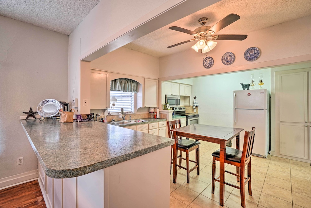 4 Miles to Lake Jacksboro: Cozy Texas Cottage