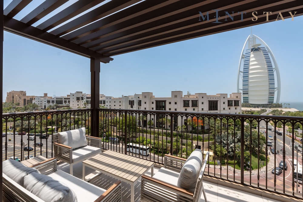 Modern 4BR w Full Burj Al Arab View Pvt Rooftop
