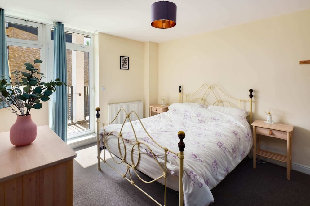 Beautiful & Vibrant 2BD Home w/ Balcony - Hackney!
