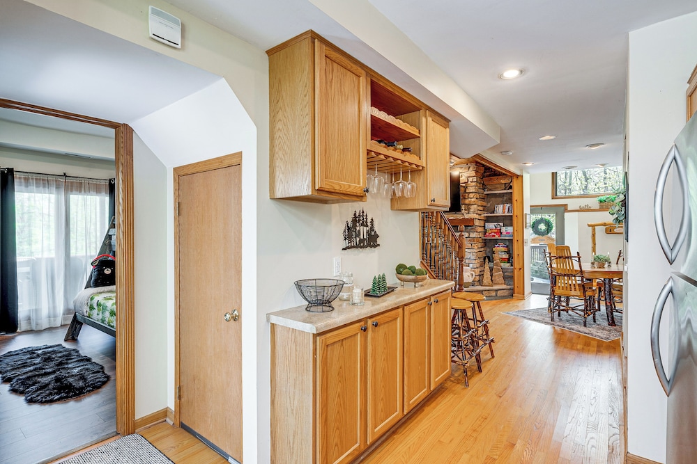 Charming Cottage: Steps to Lake Wandawega!