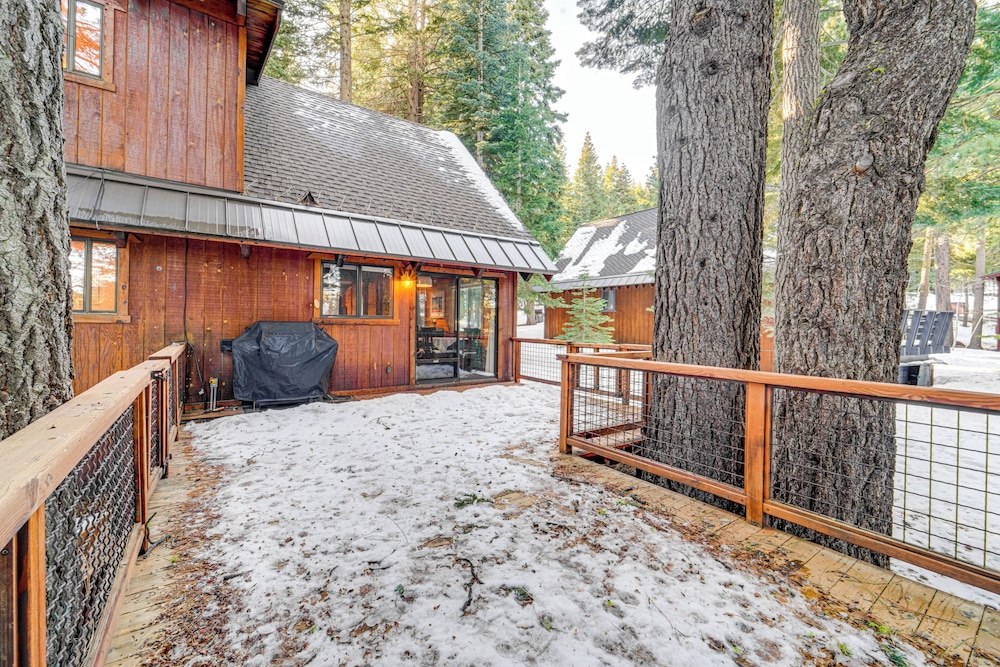 3 Mi to Skiing: Retreat w/ Deck in Tahoe Donner!