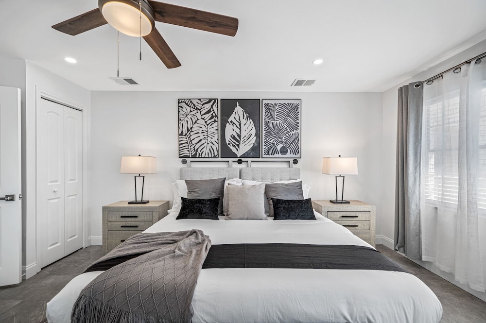 Luxury Retreat: Pool, Games, Basketball & More!
