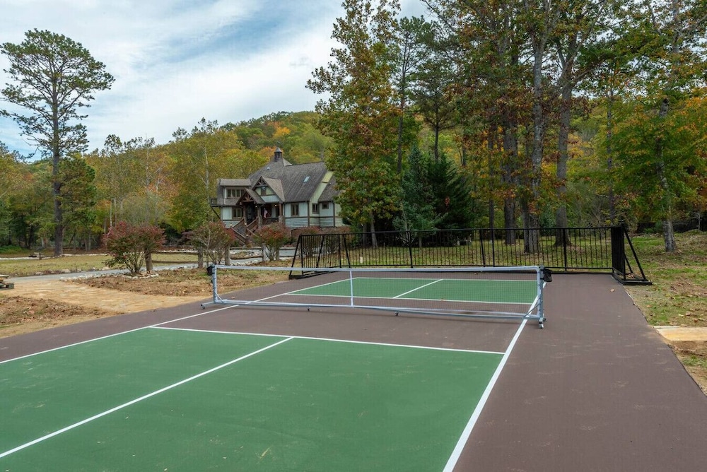 Luxe Riverfront Escape Mtn Views Pickleball Ct