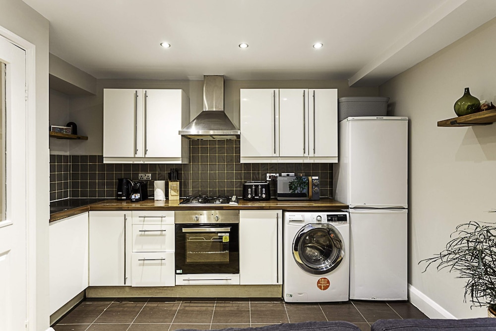 Cosy Garden Flat in Prestigious Residential Area view 5
