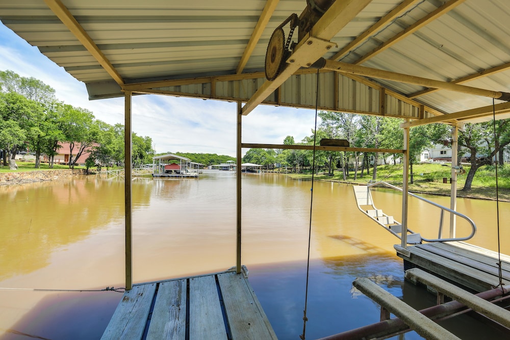 Family Home on Lake Bridgeport: Pets Welcome!