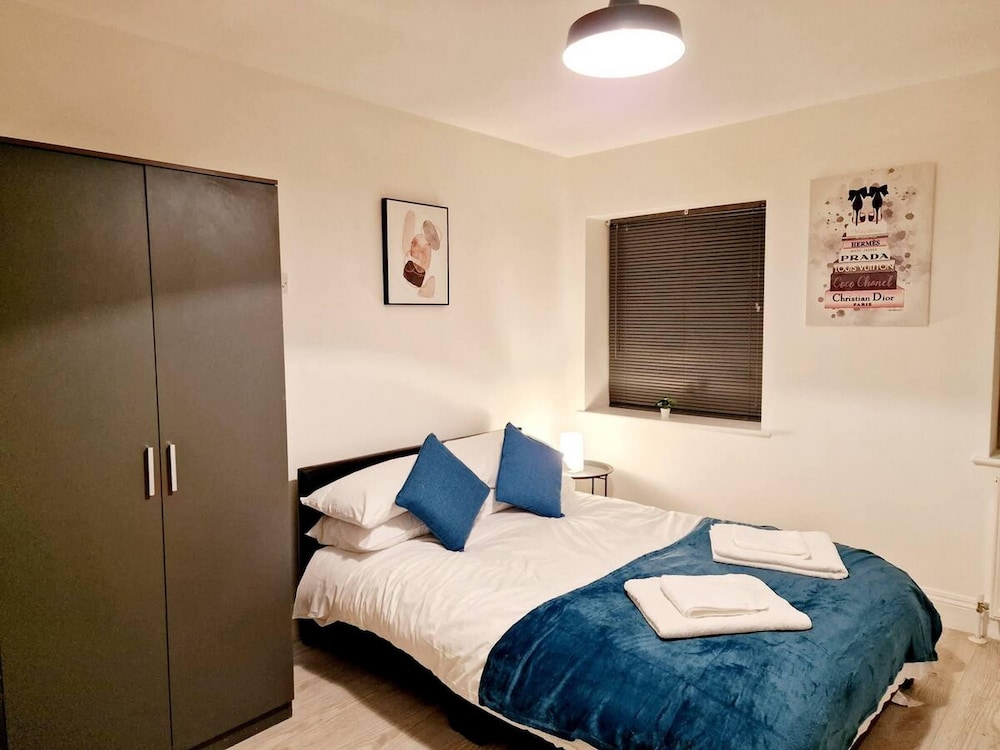 Modern Apartment in Uxbridge view 2