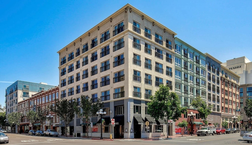 Allura Gaslamp Pool Spa Gym Extra Office Nook